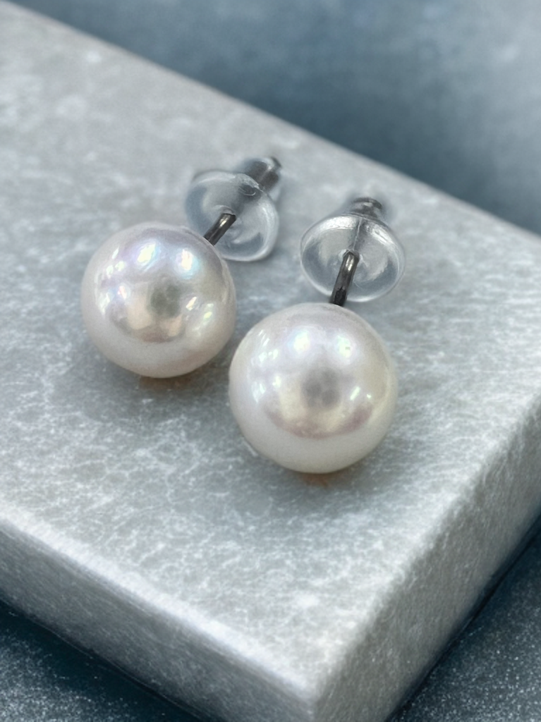 [Ehime Prefecture] Pearl stud earrings [6.0-6.5mm] Titanium